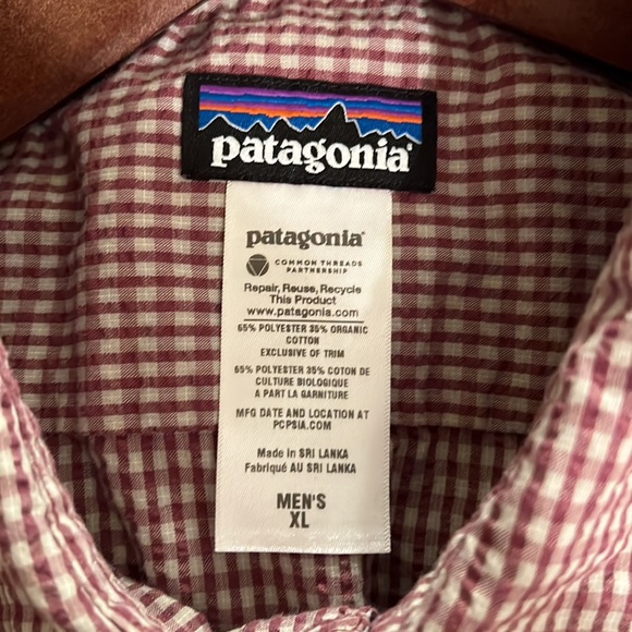 Patagonia button up short sleeve shirt. Red/white size XL - Picture 2 of 2